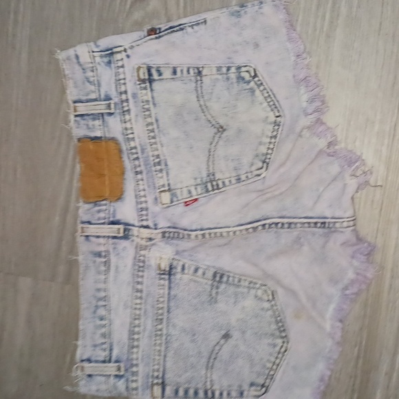 Levi's high rise distressed cut offs size 34 runs small so it's more like a 30 - Picture 2 of 3